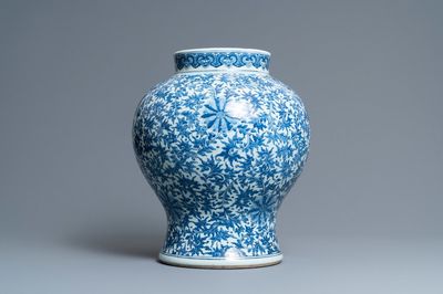 Un vase en porcelaine de Chine en bleu et blanc à décor de rinceaux de lotus, Qianlong