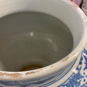 Un vase en porcelaine de Chine en bleu et blanc à décor de rinceaux de lotus, Qianlong — photo 14