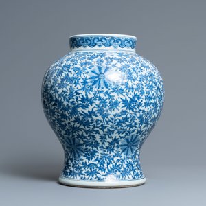 Un vase en porcelaine de Chine en bleu et blanc à décor de rinceaux de lotus, Qianlong — photo 2