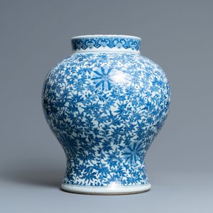 Un vase en porcelaine de Chine en bleu et blanc à décor de rinceaux de lotus, Qianlong — photo 3