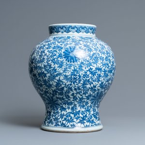 Un vase en porcelaine de Chine en bleu et blanc à décor de rinceaux de lotus, Qianlong — photo 4
