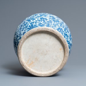 Un vase en porcelaine de Chine en bleu et blanc à décor de rinceaux de lotus, Qianlong — photo 5