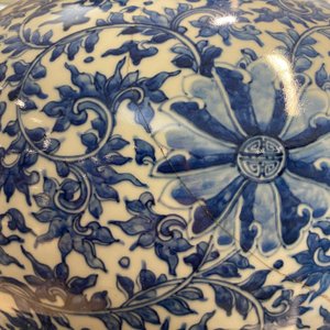 Un vase en porcelaine de Chine en bleu et blanc à décor de rinceaux de lotus, Qianlong — photo 8