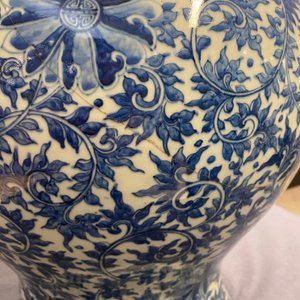 Un vase en porcelaine de Chine en bleu et blanc à décor de rinceaux de lotus, Qianlong — photo 9