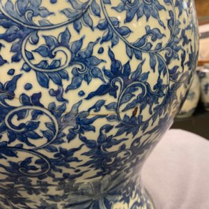 Un vase en porcelaine de Chine en bleu et blanc à décor de rinceaux de lotus, Qianlong — photo 10