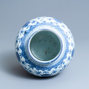 Un vase en porcelaine de Chine en bleu et blanc à décor de rinceaux de lotus, Wanli — photo 5