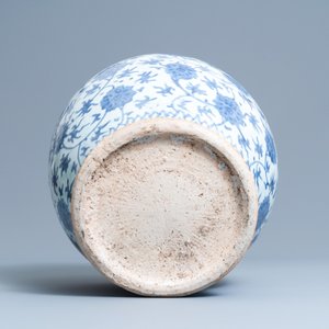 Un vase en porcelaine de Chine en bleu et blanc à décor de rinceaux de lotus, Wanli — photo 6