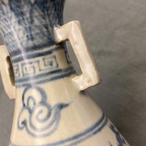 Un vase en porcelaine de Chine en bleu et blanc à décor de rinceaux de lotus, Yuan — photo 11