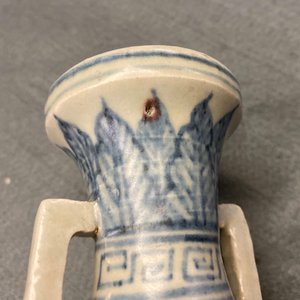 Un vase en porcelaine de Chine en bleu et blanc à décor de rinceaux de lotus, Yuan — photo 13