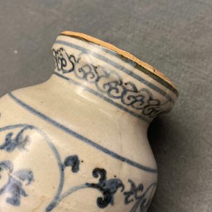 Un vase en porcelaine de Chine en bleu et blanc à décor de rinceaux de lotus, Yuan — photo 16