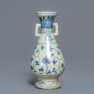 Un vase en porcelaine de Chine en bleu et blanc à décor de rinceaux de lotus, Yuan — photo 4