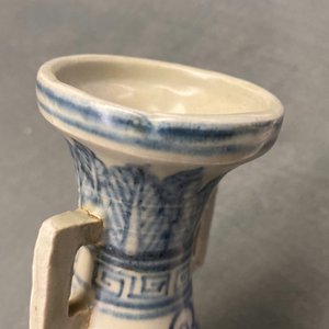 Un vase en porcelaine de Chine en bleu et blanc à décor de rinceaux de lotus, Yuan — photo 9