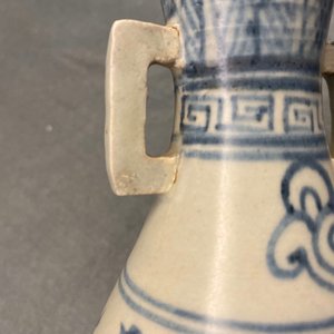 Un vase en porcelaine de Chine en bleu et blanc à décor de rinceaux de lotus, Yuan — photo 10