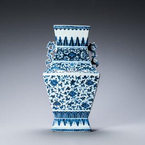Un vase en porcelaine de Chine en bleu et blanc à décor de rinceaux floraux, Qianlong — photo 1
