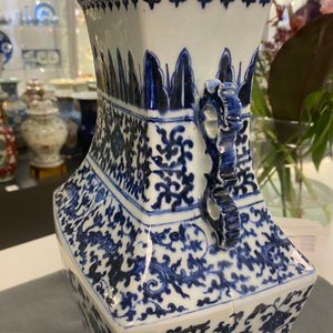Un vase en porcelaine de Chine en bleu et blanc à décor de rinceaux floraux, Qianlong — photo 15