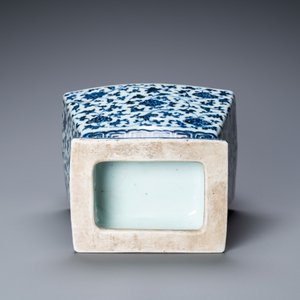 Un vase en porcelaine de Chine en bleu et blanc à décor de rinceaux floraux, Qianlong — photo 6