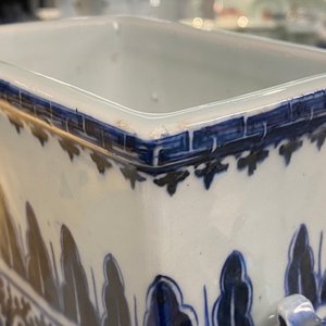 Un vase en porcelaine de Chine en bleu et blanc à décor de rinceaux floraux, Qianlong — photo 7
