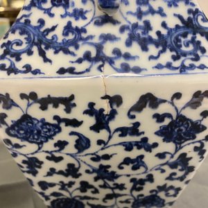 Un vase en porcelaine de Chine en bleu et blanc à décor de rinceaux floraux, Qianlong — photo 8