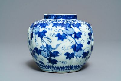 Un vase en porcelaine de Chine en bleu et blanc à décor d'écureuils et vignes, Wanli/Jiajing