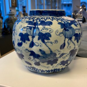 Un vase en porcelaine de Chine en bleu et blanc à décor d'écureuils et vignes, Wanli/Jiajing — photo 12