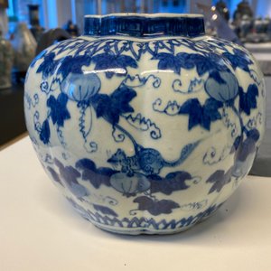 Un vase en porcelaine de Chine en bleu et blanc à décor d'écureuils et vignes, Wanli/Jiajing — photo 14