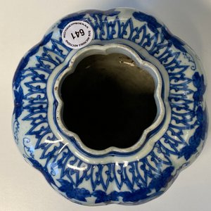 Un vase en porcelaine de Chine en bleu et blanc à décor d'écureuils et vignes, Wanli/Jiajing — photo 16