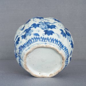 Un vase en porcelaine de Chine en bleu et blanc à décor d'écureuils et vignes, Wanli/Jiajing — photo 20