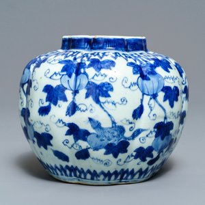 Un vase en porcelaine de Chine en bleu et blanc à décor d'écureuils et vignes, Wanli/Jiajing — photo 2