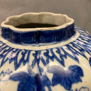 Un vase en porcelaine de Chine en bleu et blanc à décor d'écureuils et vignes, Wanli/Jiajing — photo 8