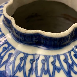 Un vase en porcelaine de Chine en bleu et blanc à décor d'écureuils et vignes, Wanli/Jiajing — photo 10