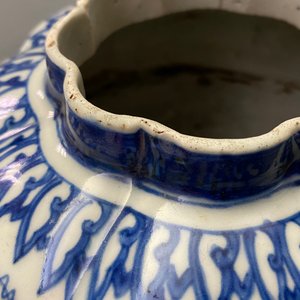 Un vase en porcelaine de Chine en bleu et blanc à décor d'écureuils et vignes, Wanli/Jiajing — photo 9