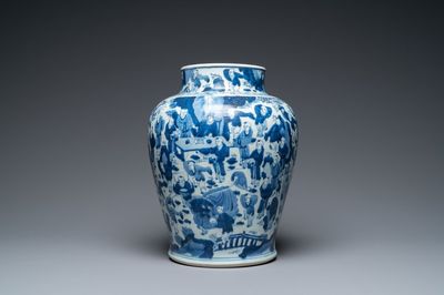 Un vase en porcelaine de Chine en bleu et blanc à décor des '100 garçons', Kangxi