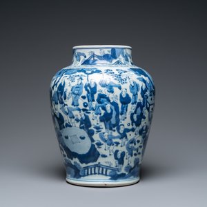 Un vase en porcelaine de Chine en bleu et blanc à décor des '100 garçons', Kangxi — photo 2