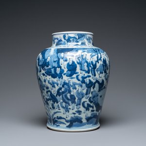 Un vase en porcelaine de Chine en bleu et blanc à décor des '100 garçons', Kangxi — photo 3