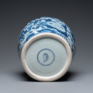 Un vase en porcelaine de Chine en bleu et blanc à décor des '100 garçons', Kangxi — photo 5