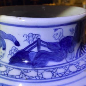 Un vase en porcelaine de Chine en bleu et blanc à décor des '100 garçons', Kangxi — photo 8
