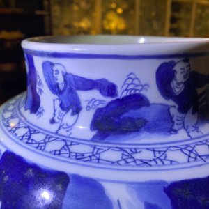 Un vase en porcelaine de Chine en bleu et blanc à décor des '100 garçons', Kangxi — photo 9