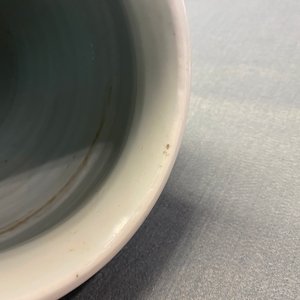 Un vase en porcelaine de Chine en bleu et blanc à décor d'Immortels, époque Transition — photo 12