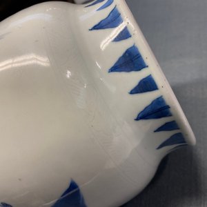 Un vase en porcelaine de Chine en bleu et blanc à décor d'Immortels, époque Transition — photo 13