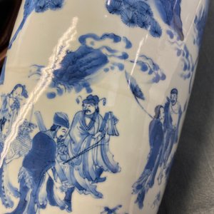 Un vase en porcelaine de Chine en bleu et blanc à décor d'Immortels, époque Transition — photo 14