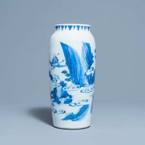 Un vase en porcelaine de Chine en bleu et blanc à décor d'Immortels, époque Transition — photo 2
