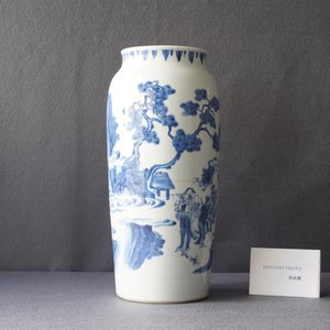 Un vase en porcelaine de Chine en bleu et blanc à décor d'Immortels, époque Transition — photo 9