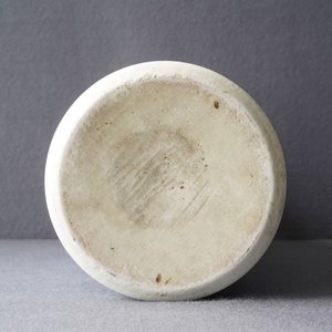 Un vase en porcelaine de Chine en bleu et blanc à décor du légendaire Zhang Xian, époque Transition — photo 12