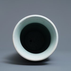 Un vase en porcelaine de Chine en bleu et blanc à décor du légendaire Zhang Xian, époque Transition — photo 5