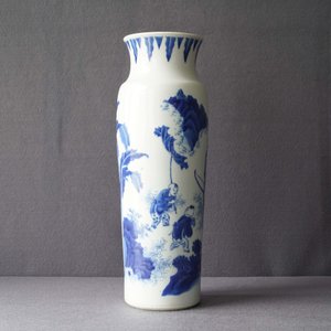 Un vase en porcelaine de Chine en bleu et blanc à décor du légendaire Zhang Xian, époque Transition — photo 8