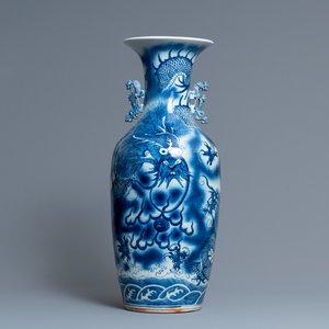 Un vase en porcelaine de Chine en bleu et blanc à décor d'un dragon, 19ème — photo 1
