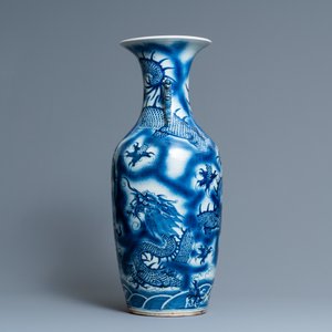 Un vase en porcelaine de Chine en bleu et blanc à décor d'un dragon, 19ème — photo 4