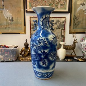 Un vase en porcelaine de Chine en bleu et blanc à décor d'un dragon, 19ème — photo 8