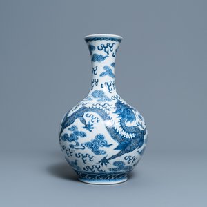 Un vase en porcelaine de Chine en bleu et blanc à décor d'un dragon et d'un phénix, marque de Qianlong, 19/20ème — photo 2