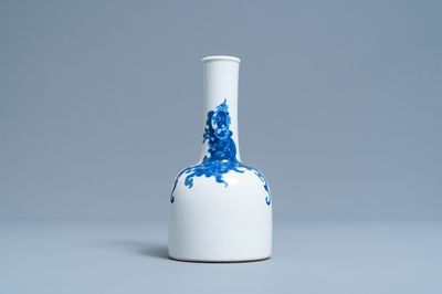 Un vase en porcelaine de Chine en bleu et blanc à décor d'un phénix, 19/20ème